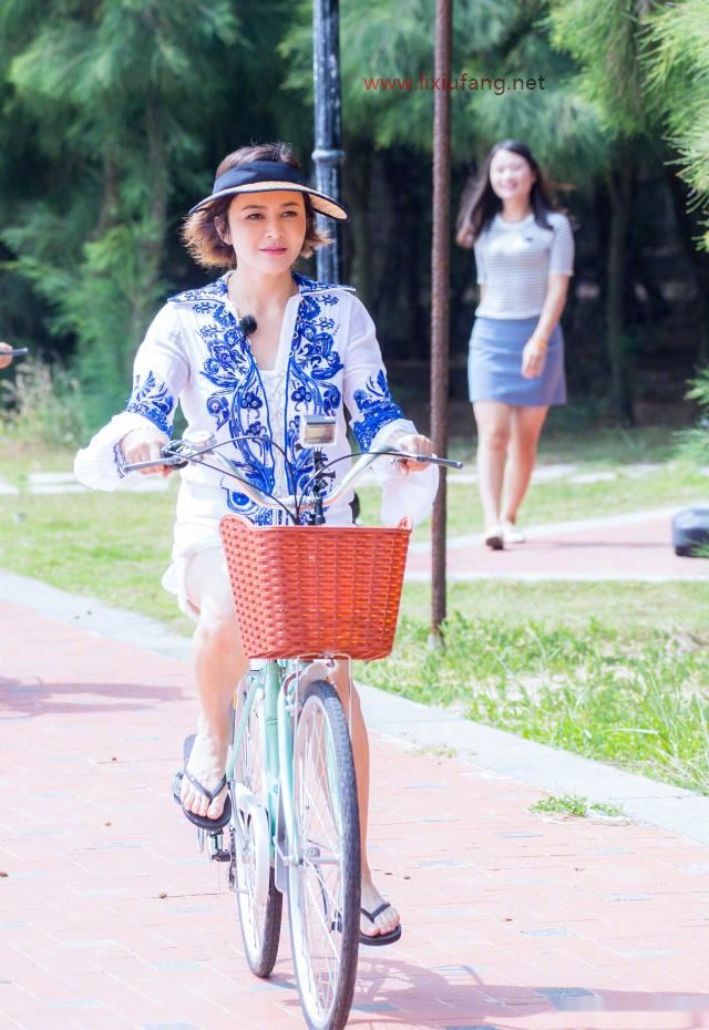 白色刺繡襯衫配短褲簡約優雅,清爽舒適