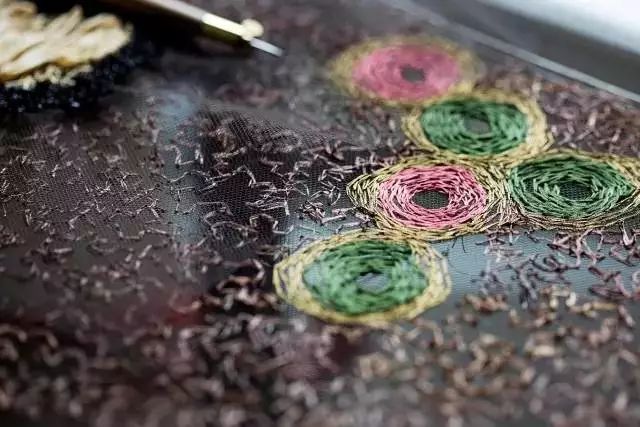 什么是高級刺繡定制? 什么是高級刺繡定制?